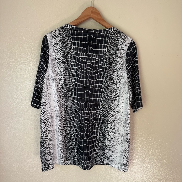 FRENCH BLUE Women's Short Sleeve Top - Picture 3 of 3